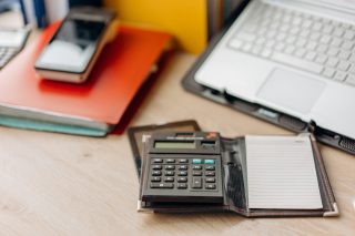 Wystawiłeś fakturę, ale pieniądze będą za 30 dni? Jak można przyspieszyć płatność?